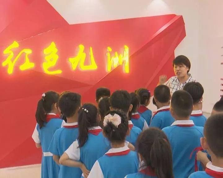 武汉东西湖走马岭街举办年货节,超35家本土食品企业参展,展会持续至24日