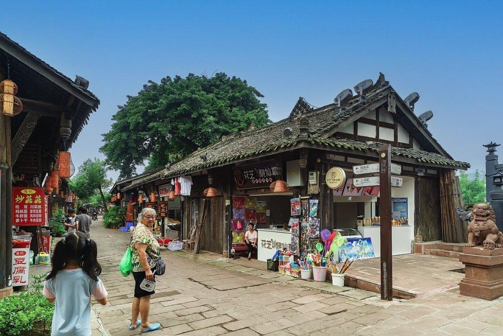 大学生扮“锦衣卫”迎客为何惹争议？